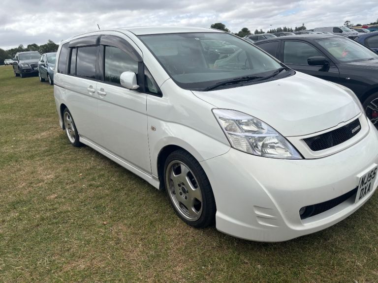 Toyota isis 2.0 automatic px 
