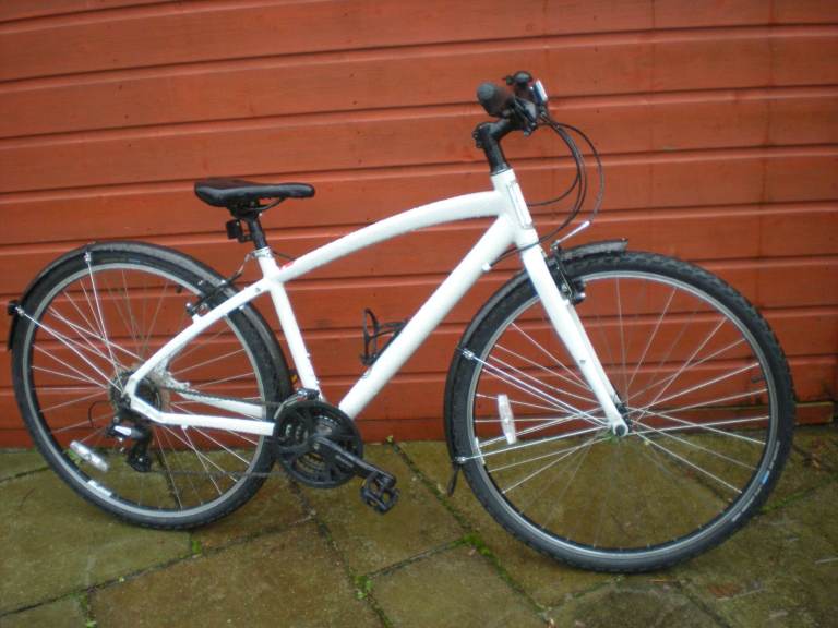 Specialized Vienna globe hybrid bike, 18 inch lightweight frame, 28 inch wheels, 21 gears