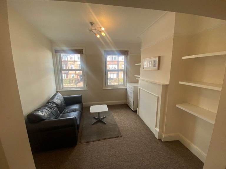 Bright One-Bedroom Flat – Prime Kenton Road Location – Ideal for Commuters