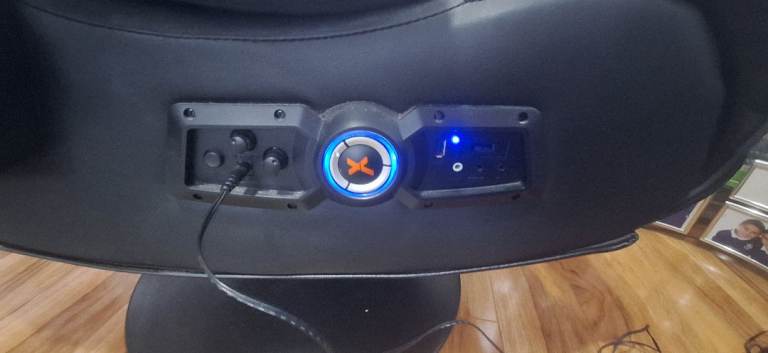 Gaming chair with built in speakers x Rocker 