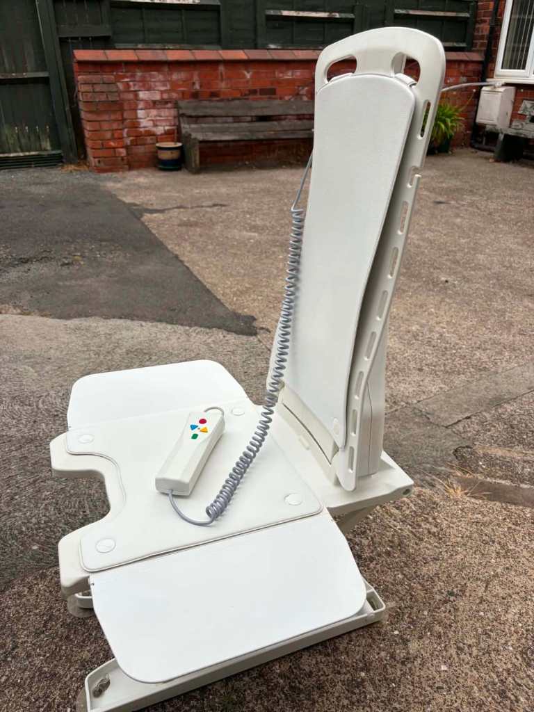 White Bath Lift Chair with Remote Control – Good Condition