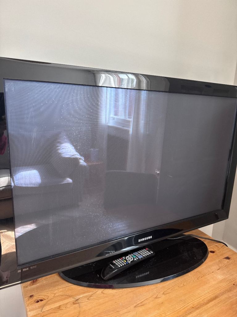 Samsung Flat Screen TV with Remote Control – Good Working Order