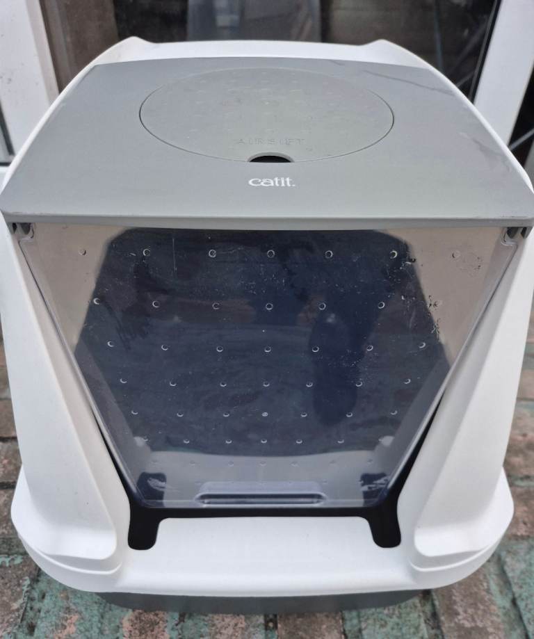 Cat litter box with filters 