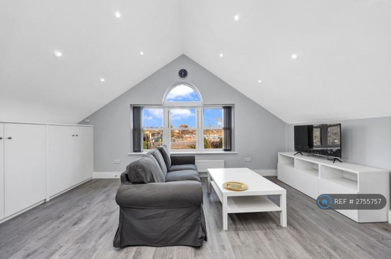 2 bedroom flat in Earlham Grove, Forest Gate, E7 (2 bed) (#2755757)