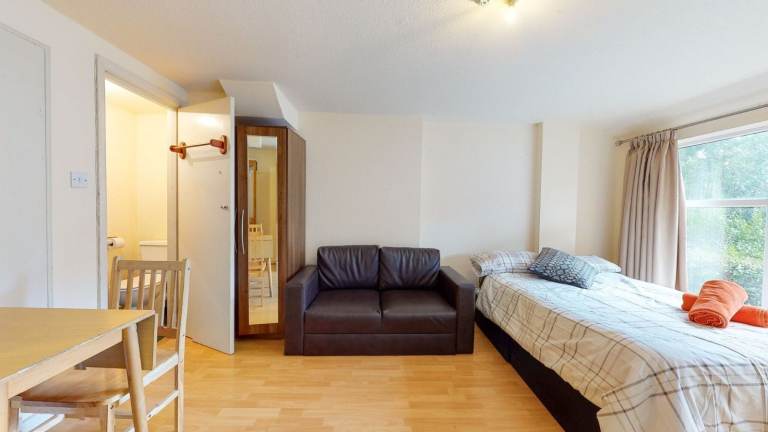 Studio to rent on Chatsworth Road, London