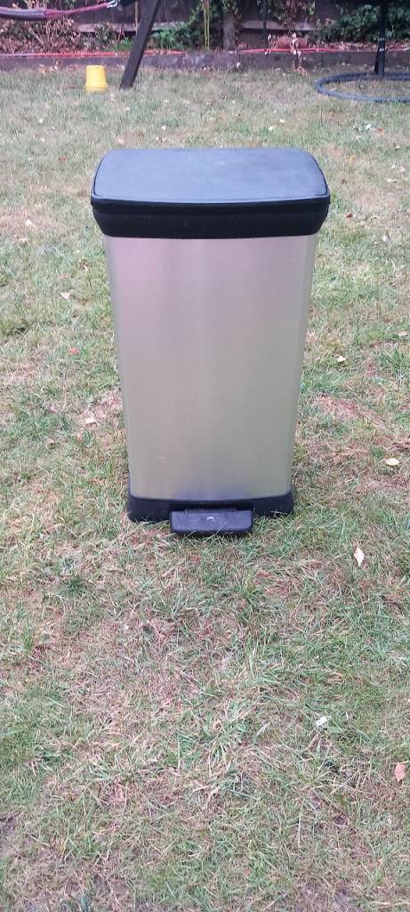 Curver Deco Bin V2 Silver Pedal Bin – Good Condition