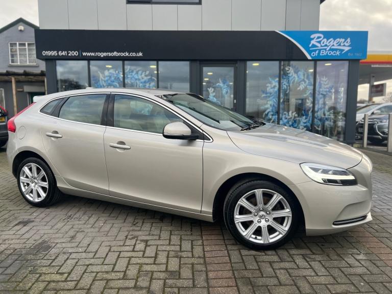2018 Volvo V40 2.0 T3 INSCRIPTION Hatchback Petrol Manual