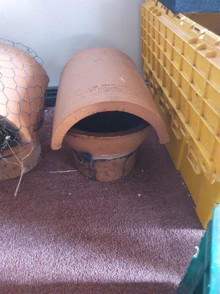 Anti downdraft terracotta chimney cowling 