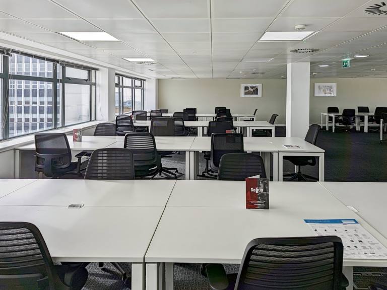 Brighton - BN1 3XF \ Private Office Rental with a 5-Desk Setup