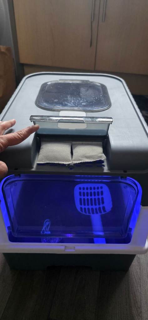 Cat litter self- cleaning