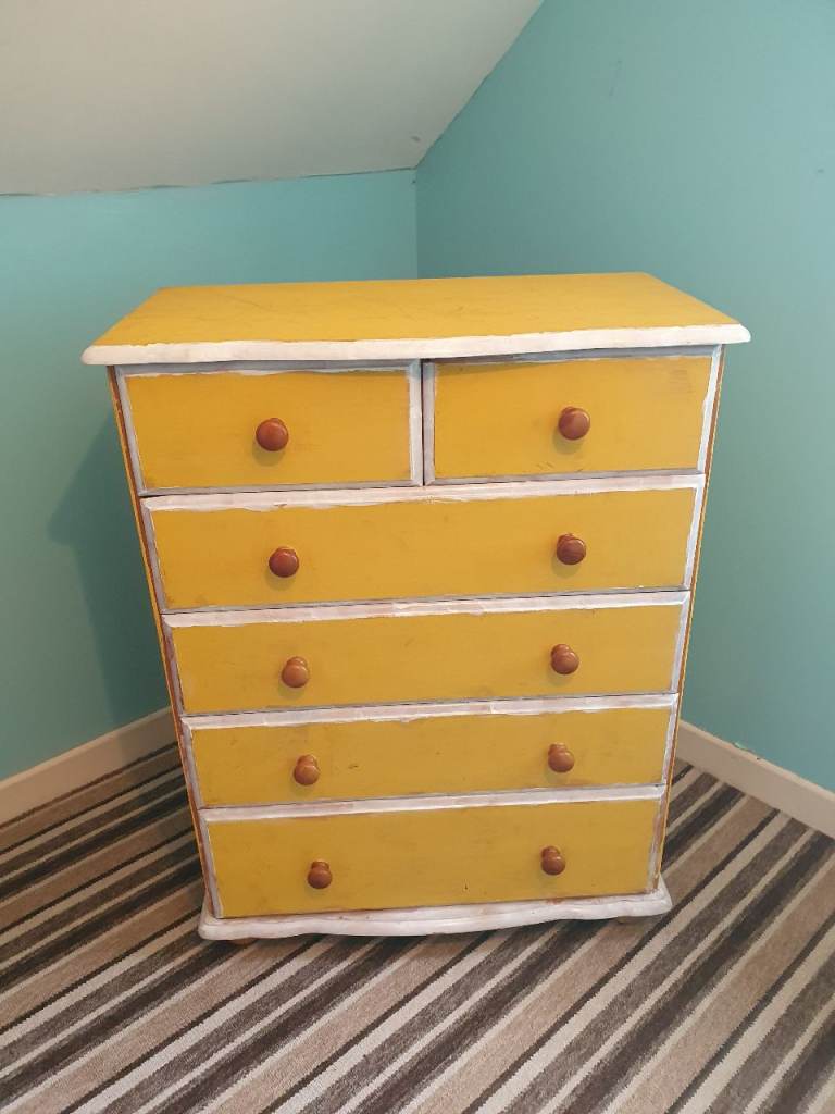 Lovely solid pine chest of drawers. 6 drawers. Collection Portglenone. £15