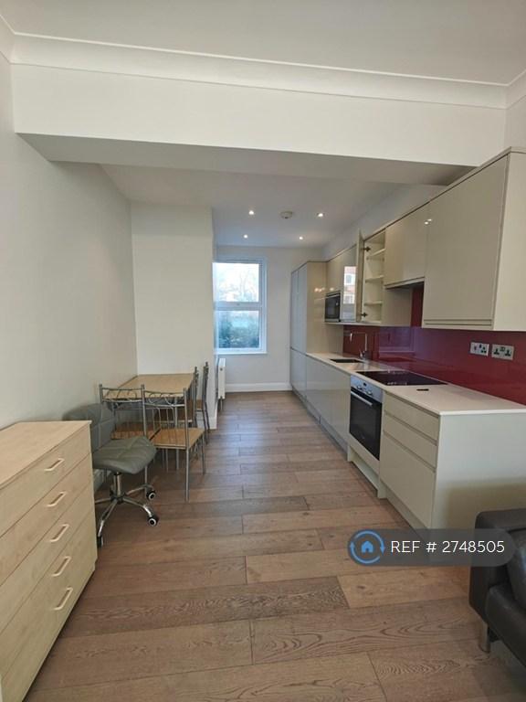 3 bedroom flat in Median Road, London, E5 (3 bed) (#2748505)