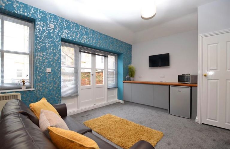 Modern Studio Flat to Rent – Cheltenham Town Centre