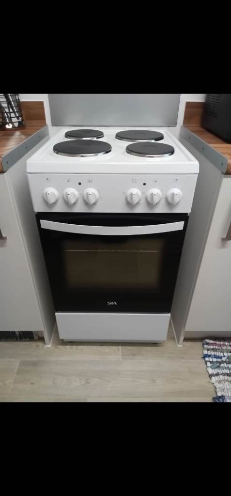 New White Electric Hob Cooker with 4 Solid Plates 