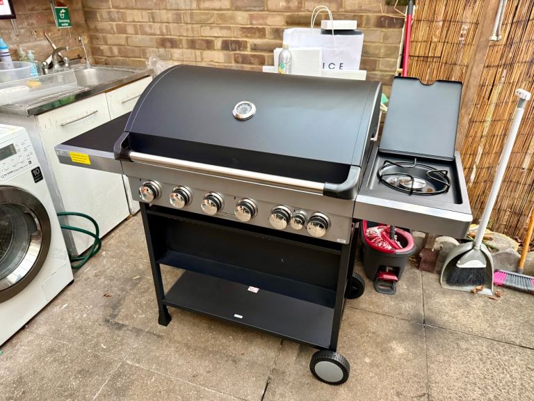 Deluxe 4 Burner BBQ ( Brand New )