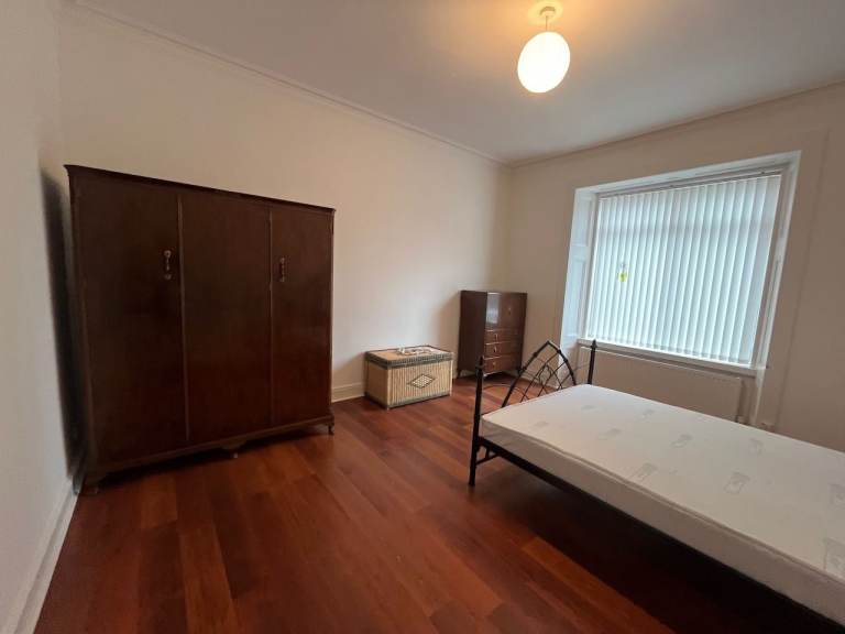 Uphall - 3 Bedroom, huge ground floor flat - Bright & Sunny - partially furnished 