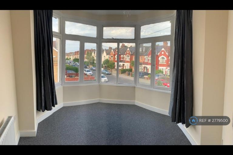 2 bedroom flat in Fairmile Ave, London, SW16 (2 bed) (#2779500)