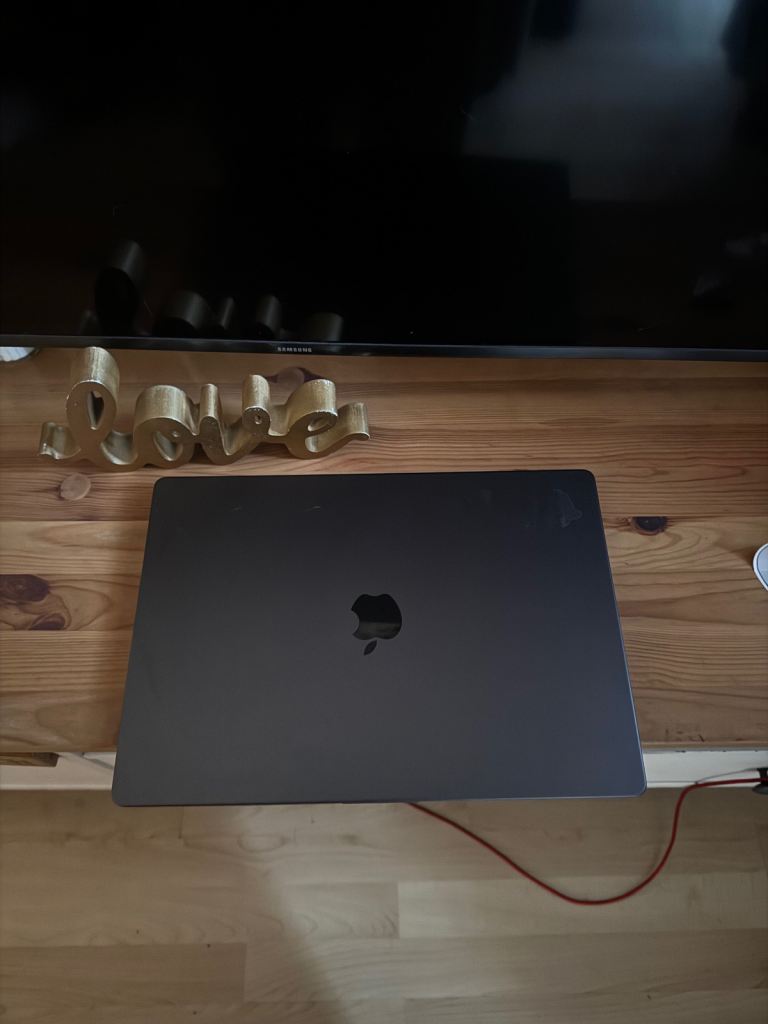 MacBook Pro M4 16 inch 2024