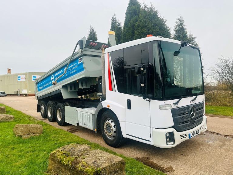 2016 MERCEDES ECONIC 3235 8X4 TRIDEM TIPPER, REAR LIFT AXLE, STEEL BODY, EURO 6