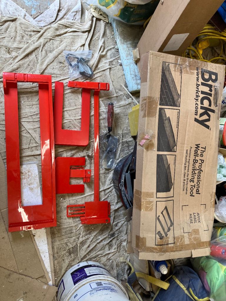 Bricky brick laying tool 