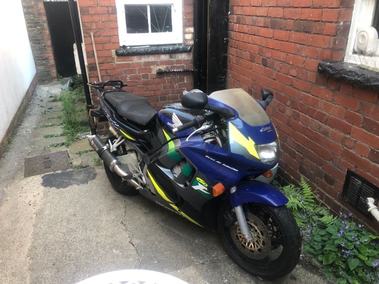 Honda cbr600f. 
