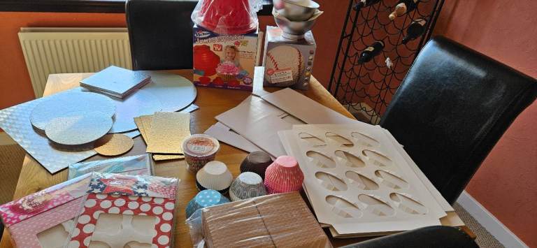 Cake boards and tins