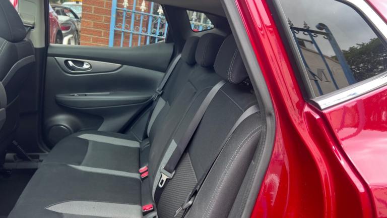 Nissan qashqai N1.5 dCi 115 N-Connecta 5dr 2 owners full Nissan history stunning