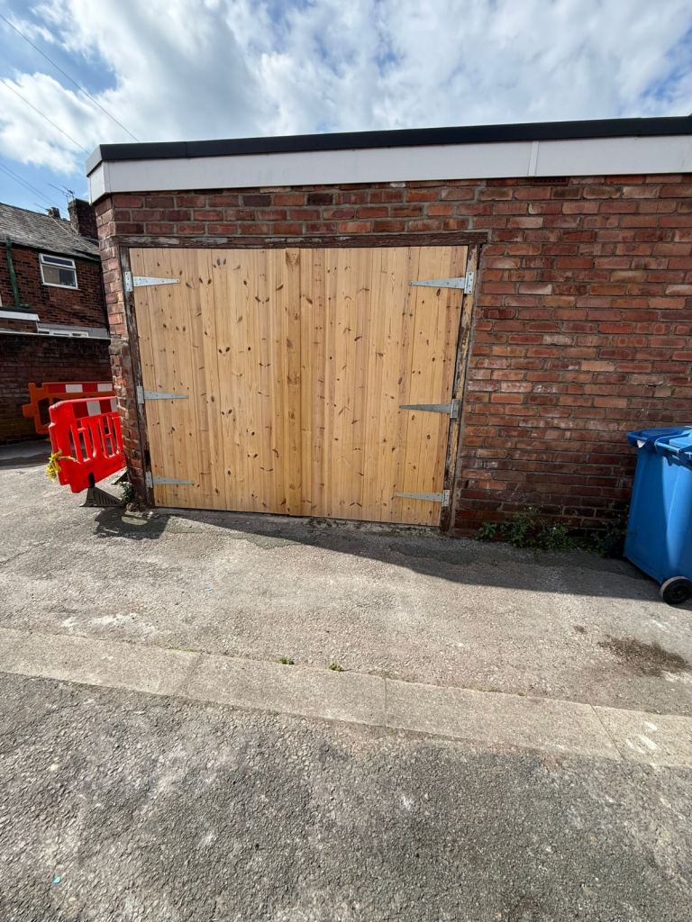 Large garage to rent in Warrington centre