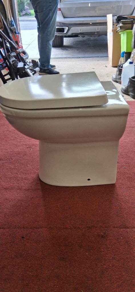 Comfort height toilet