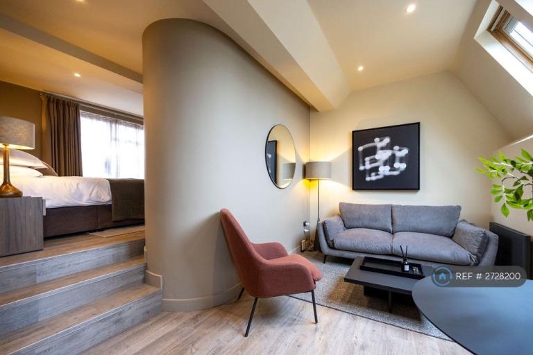 1 bedroom flat in The Headrow, Leeds, LS1 (1 bed) (#2728200)