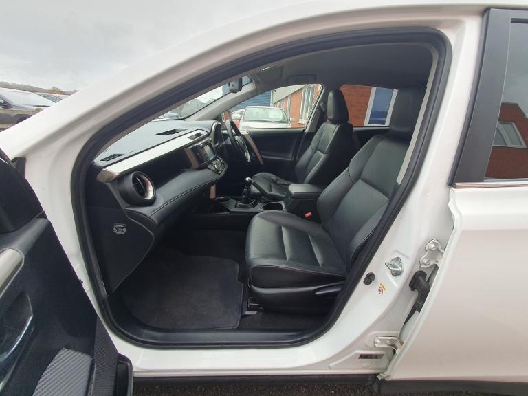 2015 Toyota RAV4 2.2 D-4D Invincible SUV 5dr Diesel Manual 4WD Euro 5 (150 ps)