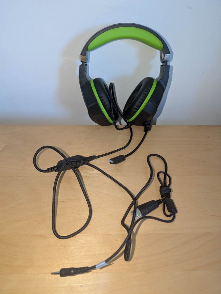2 Pairs of gaming headsets