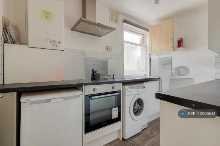 2 bedroom flat in Wellfield Road, London, SW16 (2 bed) (#2909843)