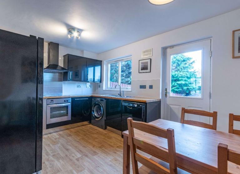 Beautiful, 2 bedroom, semi-detached family home in Gilmerton – available May