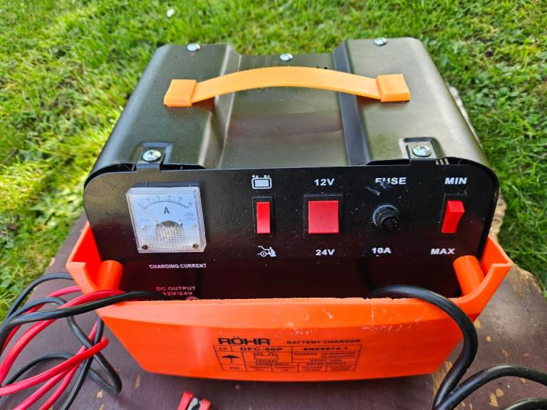 12/24 Volt 20/30 Amp Battery Charger 130Amp Start.
