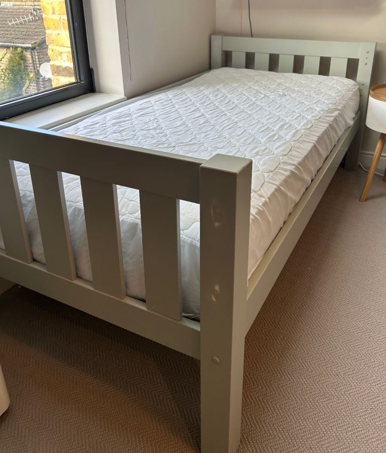 Single bed (or 2 beds)from room to grow