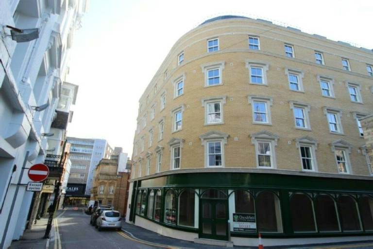 Modern Town Centre One-Bedroom Flat (Unfurnished with built-in kitchen appliances)