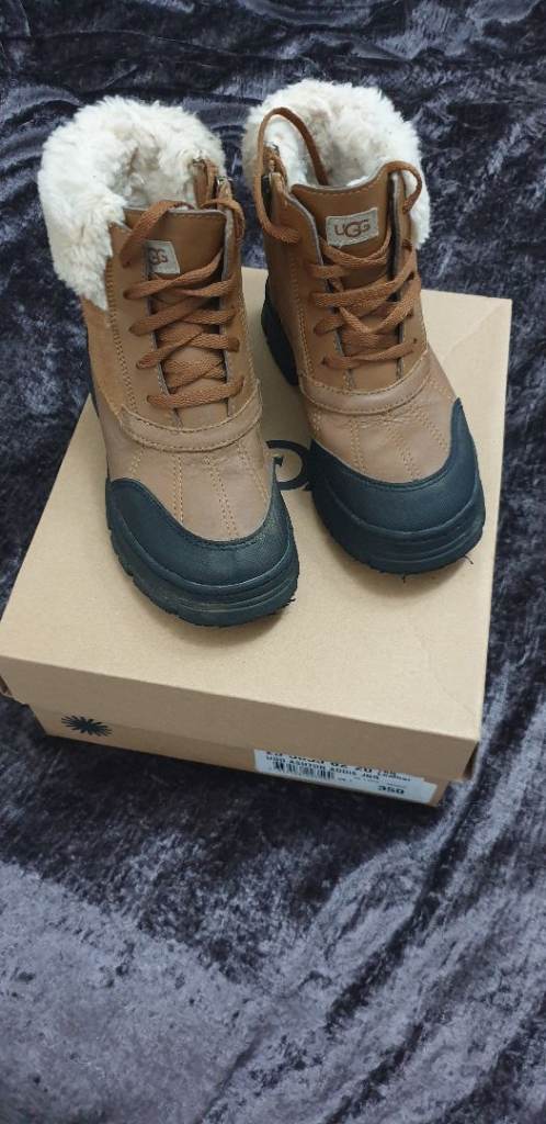Ugg Ashton Addie jnr size 1