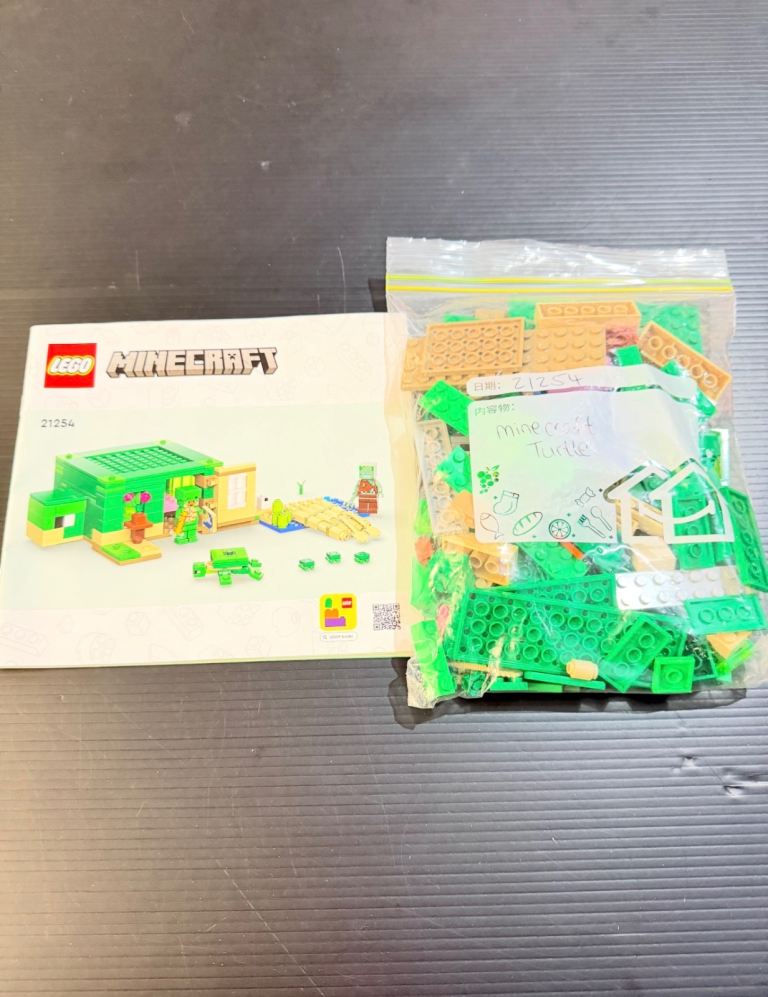 LEGO Minecraft 21254 The Turtle Beach House with Instructions