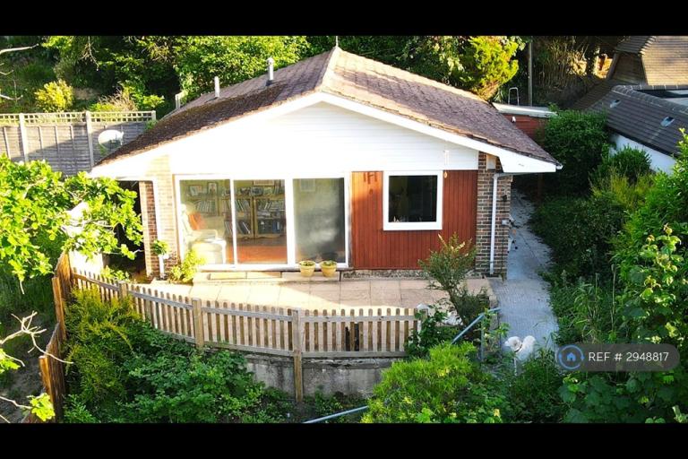 3 bedroom house in Broomwood Way, Farnham, GU10 (3 bed) (#2948817)