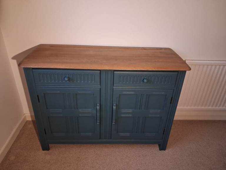 Storage cabinet with Drawers and Cupboards