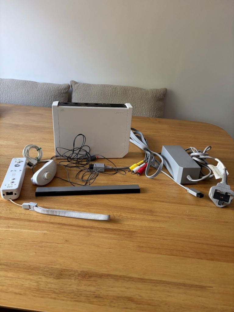 Nintendo Wii Console Bundle with Controller and Nunchuck