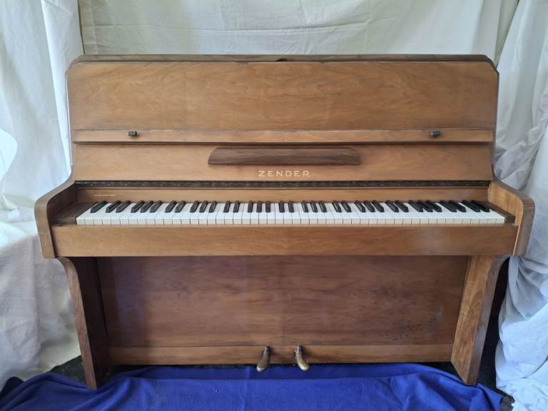 Zender upright piano