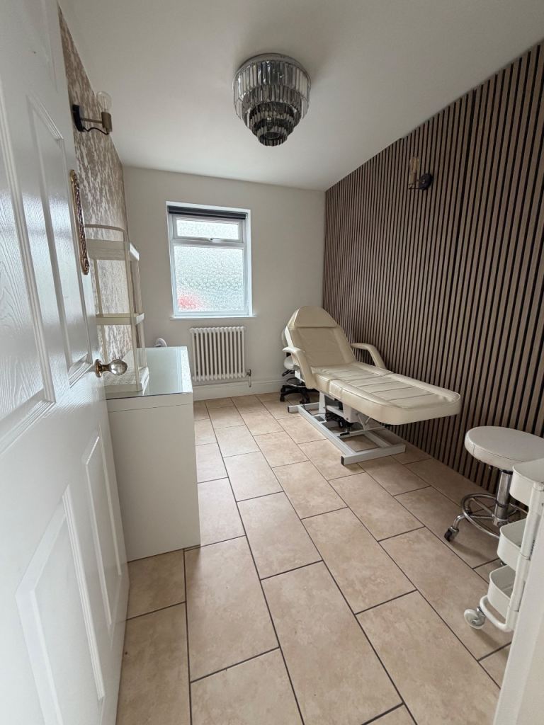 Beauty room to rent