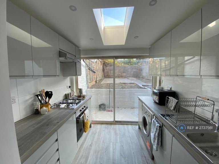 1 bedroom flat in Garratt Lane, London, SW17 (1 bed) (#2737561)