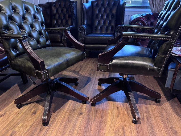 Pair of Gainsborough chesterfield green chairs 🚚