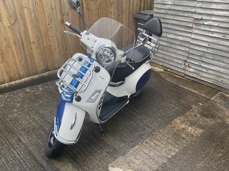 VESPA PIAGGIO GTS 300 SUPER ABS HPE ONLY done 191 Miles.