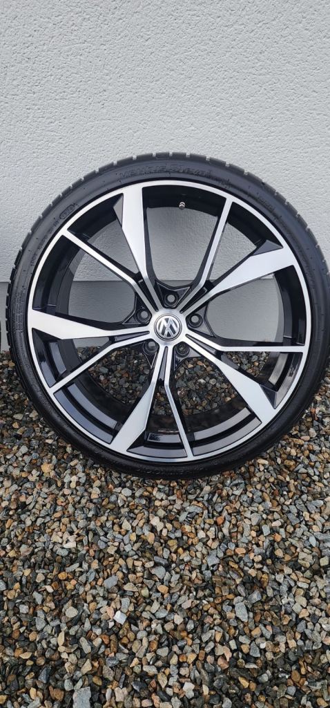 EXCELLENT CONDITION 20 INCH DIAMOND CUT ALLOY WHEELS WITH HANKOOK TYRES FOR VW / AUDI CAR