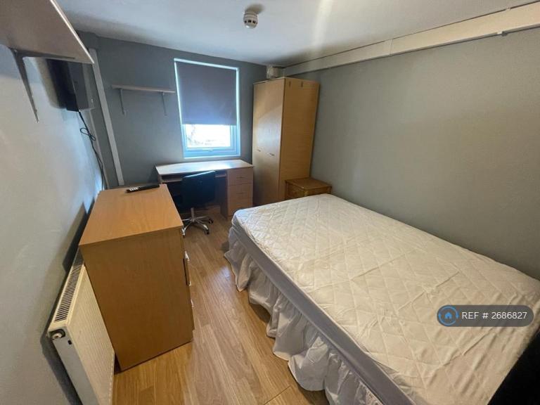 6 bedroom house in Barchester Close, Uxbridge, UB8 (6 bed) (#2686827)