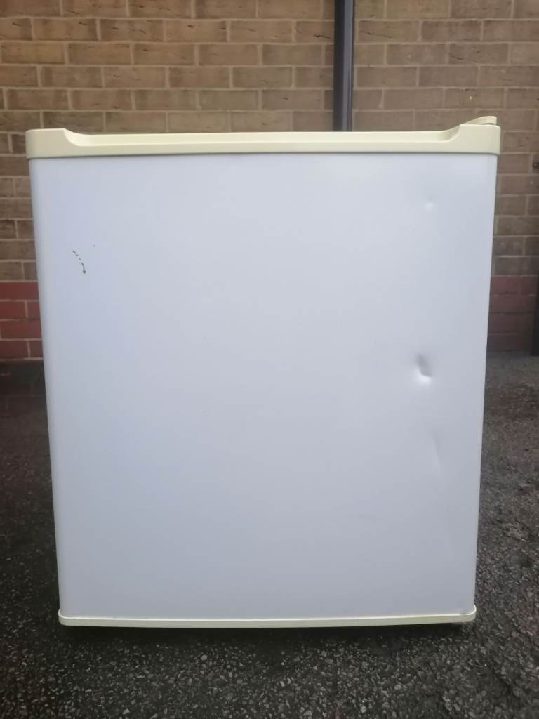FREEZER TABLE TOP FREEZER 34 LITRE CAPACITY YSTRAD MYNACH AREA £50